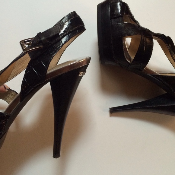 Michael by Michael Kors 'Niki' Cross Strap Sandal - Picture 3 of 4